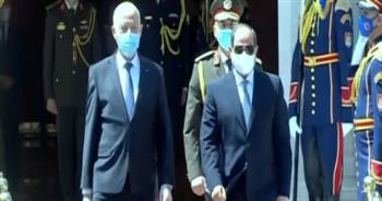 لحظة استقبال الرئيس السيسي لنظيره التونسي قيس سعيد بقصر الاتحادية (فيديو)