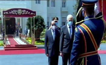 الرئيس التونسي قيس سعيد يقف لتحية العلم المصري أمام السيسي (فيديو)