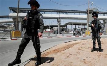 القوات الإسرائيلية تعتقل 25 فلسطينيا بالضفة الغربية فجرا