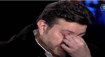 هاني شاكر يبكي على الهواء لهذا السبب (فيديو)