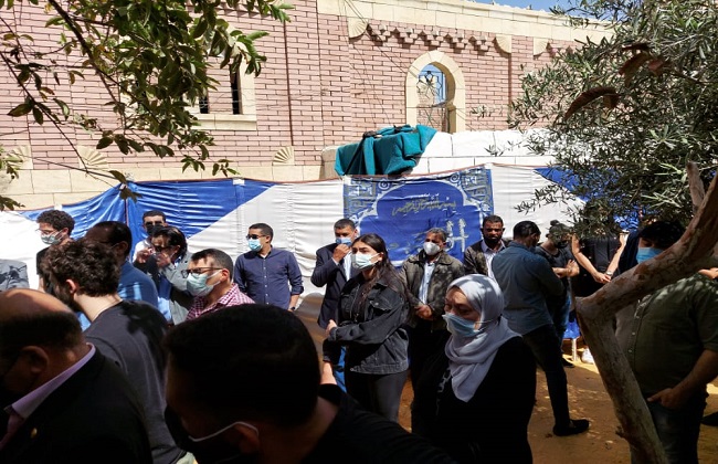 نقيب الصحفيين يصل جنازة الكاتب الصحفي مكرم محمد أحمد (3)