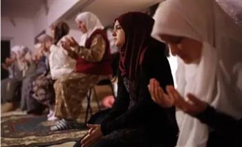 «الإفتاء» توضح حكم صلاة المرأة لصلاة التراويح في المسجد