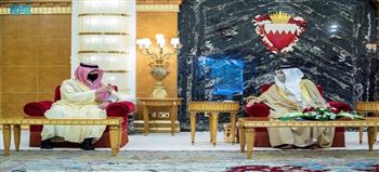 ملك البحرين يستقبل الأمير عبدالعزيز بن سعود