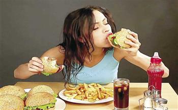 دكتور باطنة: الأكل بطريقة مسرعة يؤدى إلى التهاب القولون