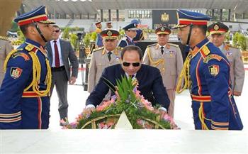 الرئيس السيسي يضع إكليلا من الزهور على قبر الجندي المجهول
