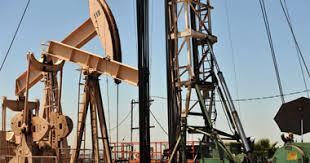 النفط يهبط وسط مخاوف من تأثير زيادة إصابات كورونا بالهند 