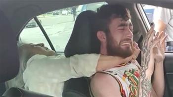 لحظات مرعبة.. امرأة مخمورة تعض سائق بـ«أوبر» وتخنقه (فيديو)