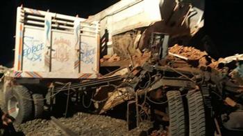 تصادم قطار 115 السويس بسيارة نقل بمزلقان قرية عامر فى الجناين.. ووقوع ضحايا ومصابين