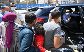 الرئيس السيسي يتوقف بسيارته للاطمئنان على أسرة مصرية.. ويشدد على الالتزام بالإجراءات الاحترازية (فيديو)