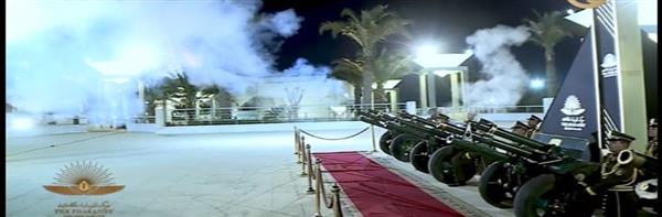 لحظة إطلاق المدفعية 21 طلقة احتفالًا بوصول المومياوات الملكية (فيديو)
