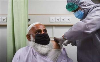 آلاف الباكستانيين يسارعون للتطعيم مع بدء مبيعات لقاح كورونا بشكل تجاري