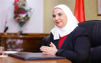 وزيرة التضامن توجه بصرف منح دراسية لشباب الباحثين بجامعة الوادي الجديد