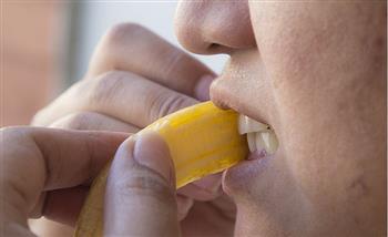 4 علاجات منزلية لتبييض الأسنان لتفادي زيارة الطبيب خلال كورونا  