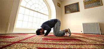 داعية إسلامي: الصلاة عكس القبلة باطلة ولو قرأت القرآن كاملا (فيديو)