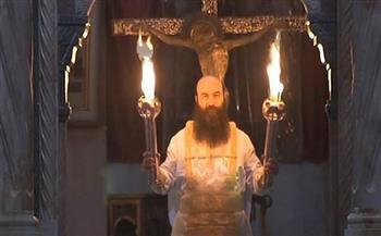 نار لا تحرق.. المسيحيون يحتفلون بظهور «النور المقدس» فى كنيسة القيامة (فيديو)