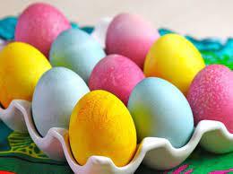 خبيرة تغذية تكشف حيل لتلوين البيض فى شم النسيم بمكونات صحية 
