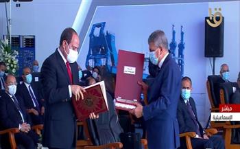 رئيس هيئة قناة السويس يقدم هدية تذكارية للرئيس السيسي