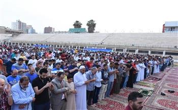 رقابة على المساجد أثناء صلاة العيد.. أزهريون: الالتزام بالإجراءات الاحترازية وعدم السلام بالأيدى
