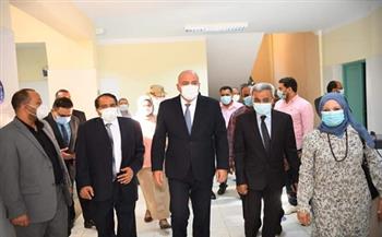 محافظ قنا يتابع سير العمل بمركز تطعيم المواطنين بلقاح كورونا بنجع حمادي