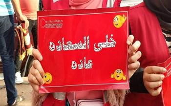 «الهلال الأحمر» يوزع استيكرات توعية على المواطنين احتفالا بعيد الفطر بالمحلة