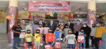 محافظ أسيوط يقدم العيديات والهدايا للأطفال الأيتام