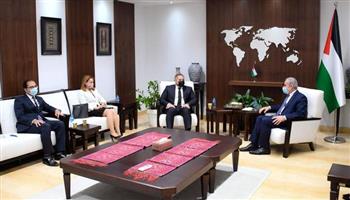 سفير مصر برام الله ينقل لرئيس الوزراء الفلسطيني رسالة تضامن للأشقاء الفلسطينيين