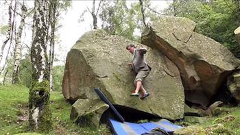 شاهد.. رجل يتسلق الصخور على منحدرات شديدة دون استخدام يديه (فيديو)