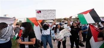 محتجون كويتيون يحرقون العلم الإسرائيلي ويرفضون اتفاقيات التطبيع