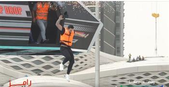 رد فعل كوميدي لحمادة هلال لحظة إجباره على القفز من مسافة 13 مترًا (فيديو)