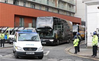  لاعبو مانشستر يونايتد يغادرون الفندق فى حماية الشرطة