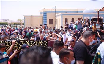 أسامة الأزهري يؤم المصلين في جنازة الفنان سمير غانم بمسجد المشير (صور)