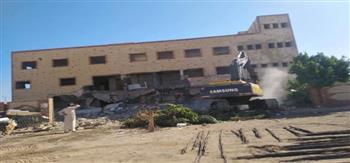 إزالة مبنى الرعاية الصحية بمدينة طور سيناء تميدًا لإعادة بناءه 
