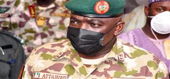 مقتل قائد أركان الجيش النيجيري و10 ضباط أخرين إثر تحطم طائرتهم