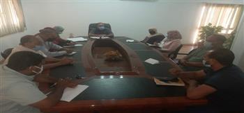 رئيس مدينة القصير يعقد اجتماع مع ممثلي جهات المرافق بالمدينة