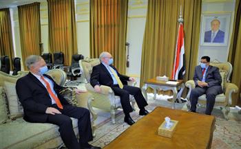 رئيس الوزراء اليمني يبحث جهود إحلال السلام ببلاده مع المبعوث الأمريكي لبلاده