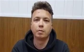  والدة الصحفي البيلاروسي المحتجز تقول إن ابنها تعرض للتعذيب