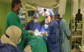 فريق طبي بأسوان ينقذ مريضة بـ«جراحة دقيقة» فى الفقرات العنقية 