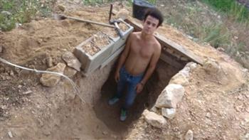 مراهق يحفر كهفا تحت الأرض ليعيش فيه بعد مشادة مع والديه (فيديو)