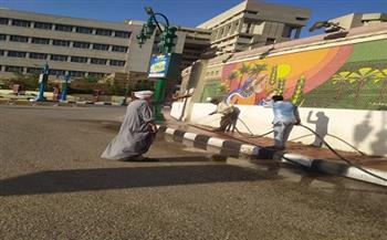 حملات مكثفة لنظافة وغسل الأرصفة والشوارع والميادين بحي شرق في أسيوط