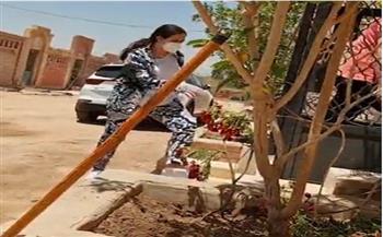 بالملابس الملونة.. إيمي سمير غانم تزور قبر والدها للمرة الأولى (صور)