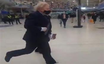 رئيس وزراء بريطانيا يركض للحاق بالقطار