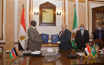 "الخشت" يوقع مذكرة تفاهم مع رئيس جامعة "جون قرنق" بجنوب السودان