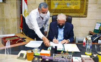 محافظ جنوب سيناء يصدق على 13 عقد تصالح وتقنين لمواطني مدينة الطور 