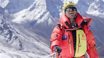 معجزة.. ضرير صيني يتسلق جبل إيفرست (صور) 