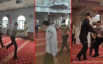 الشرطة التركية تعتدي على مٌصلّين داخل مسجد بغاز الفلفل الحار (فيديو)