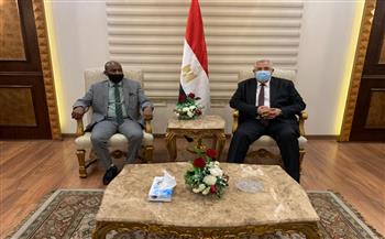 وزير الزراعة يستقبل وزير الثروة الحيوانية السوداني فى مطار القاهرة 