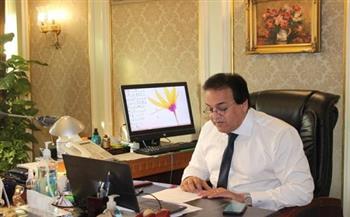 وزير التعليم العالي يناقش تقريرًا حول المشروعات المقامة بجامعة عين شمس