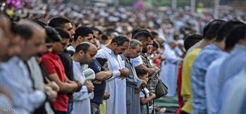 رواد المساجد يشيدون بقرار الحكومة السماح بصلاة عيد الفطر في المساجد التي تقام بها الجمعة