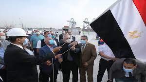 وزير النقل يتابع عدة مشروعات بميناء دمياط ويشهد رفع العلم على القاطرة «أبو جندية»
