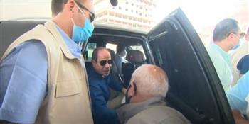 الرئيس السيسي لمواطن مسن: «ماتبكيش.. أنا عيني ليك ولكل مصري»